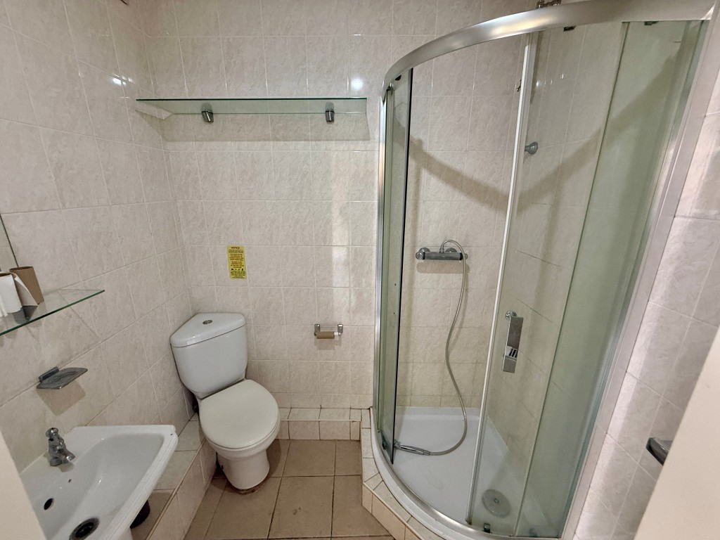 Lot: 45 - COMMERCIAL INVESTMENT WITH PLANNING FOR CONVERSION OF UPPER PARTS - Second Floor - Shower room six